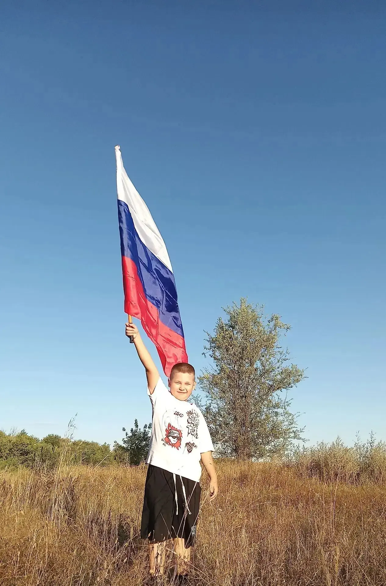 🇷🇺 Дзюба Александр, ученик 2 «А» класса, принимает участие в акции «Белый, синий, кра...