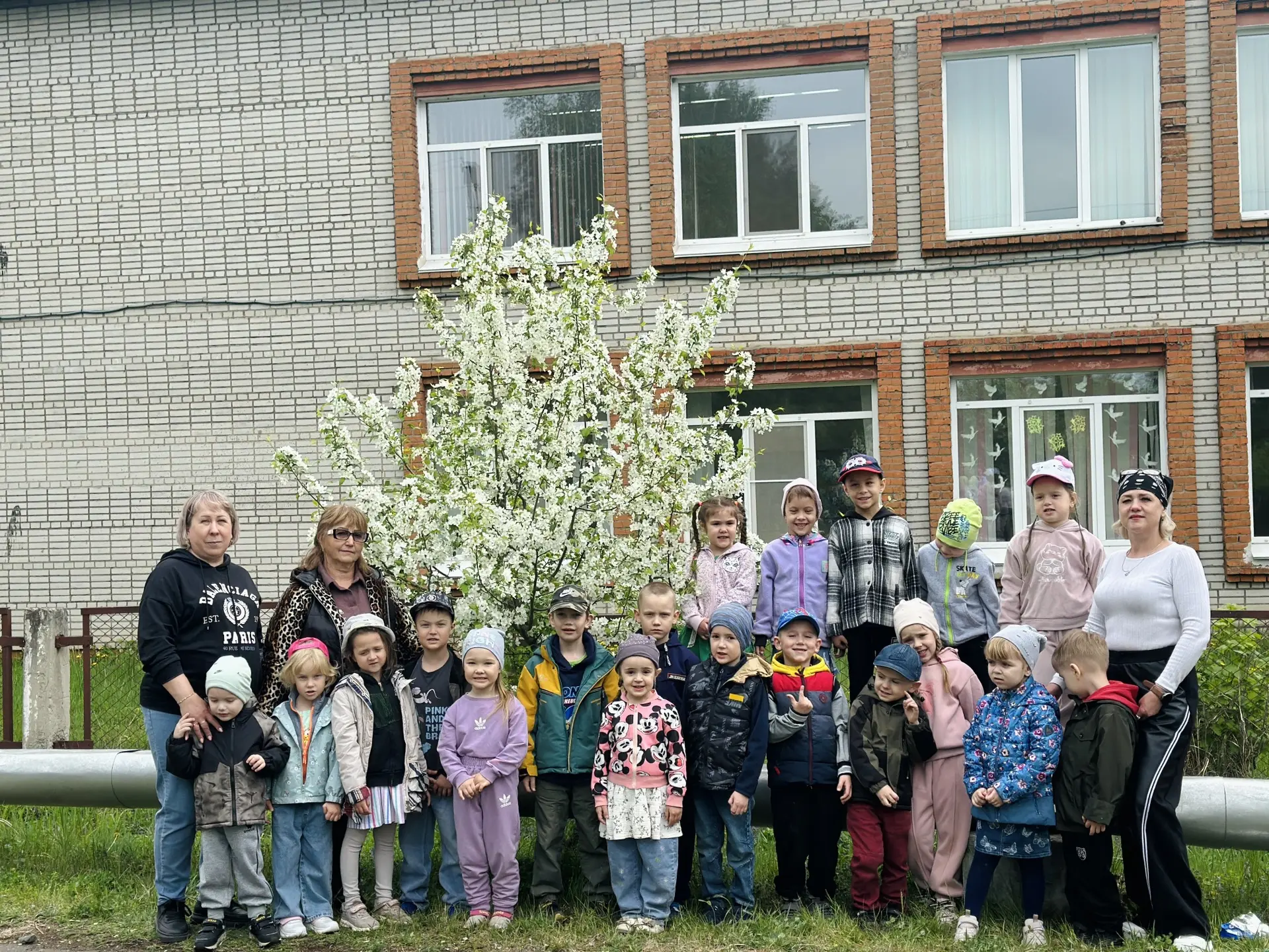 Сегодня наши ребята совершили маленькое путешествие в Дом культуры села Новый Мир, где ...
