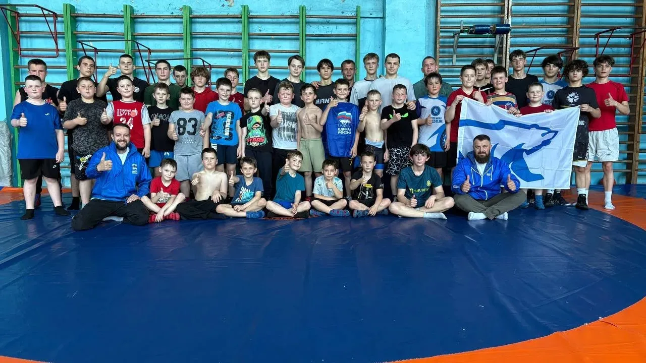 В Красном Луче прошла яркая открытая тренировка по вольной борьбе 🤼  В городе состоялся мастер-класс