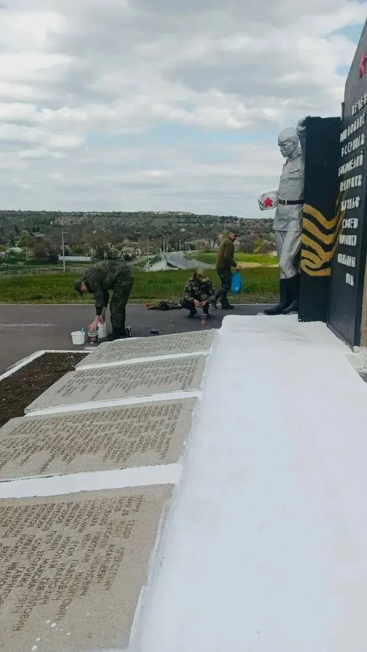 🕊🇷🇺 Военнослужащие 55ой бригады группировки «Центр» в преддверии празднования Дня Победы восстановил