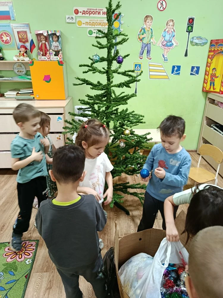 Бүгенге заманда һәркем чыршыны үзе теләгәнчә бизи. Э без торкемдэ балалар бн,менэ шулай...