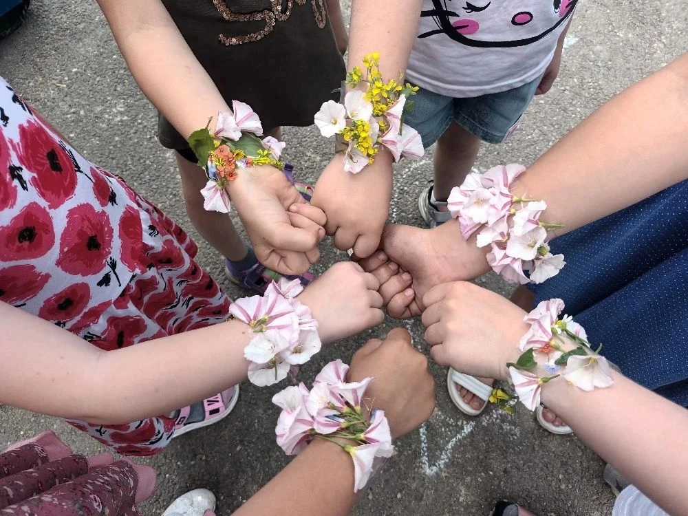 Как же прекрасно наше лето☀️🌼🌸!!!!Сколько разнообразного можно сделать! Девчонки старшей группы "В