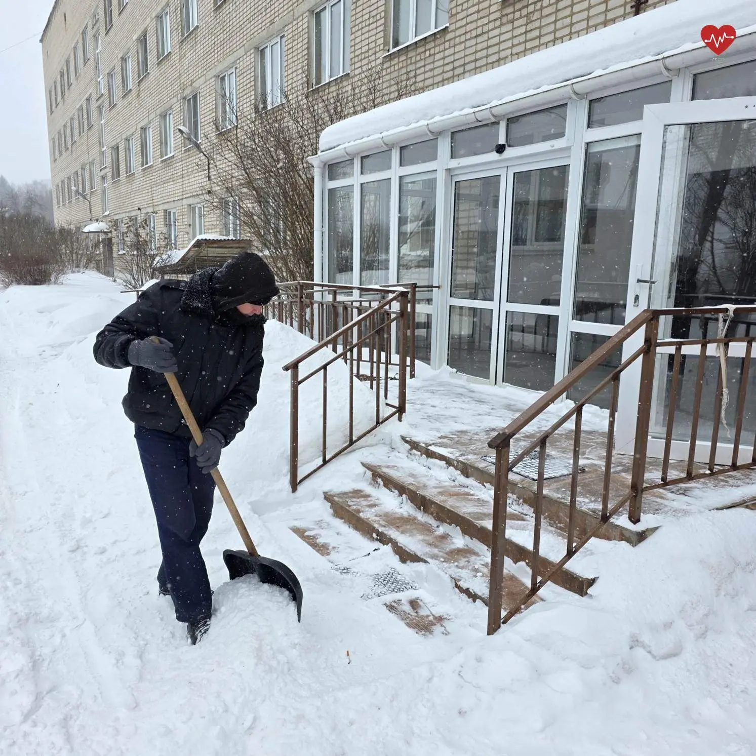 Зима снова показывает свой характер!  Вчерашний снегопад стал еще одним зимним испытанием, но сотруд