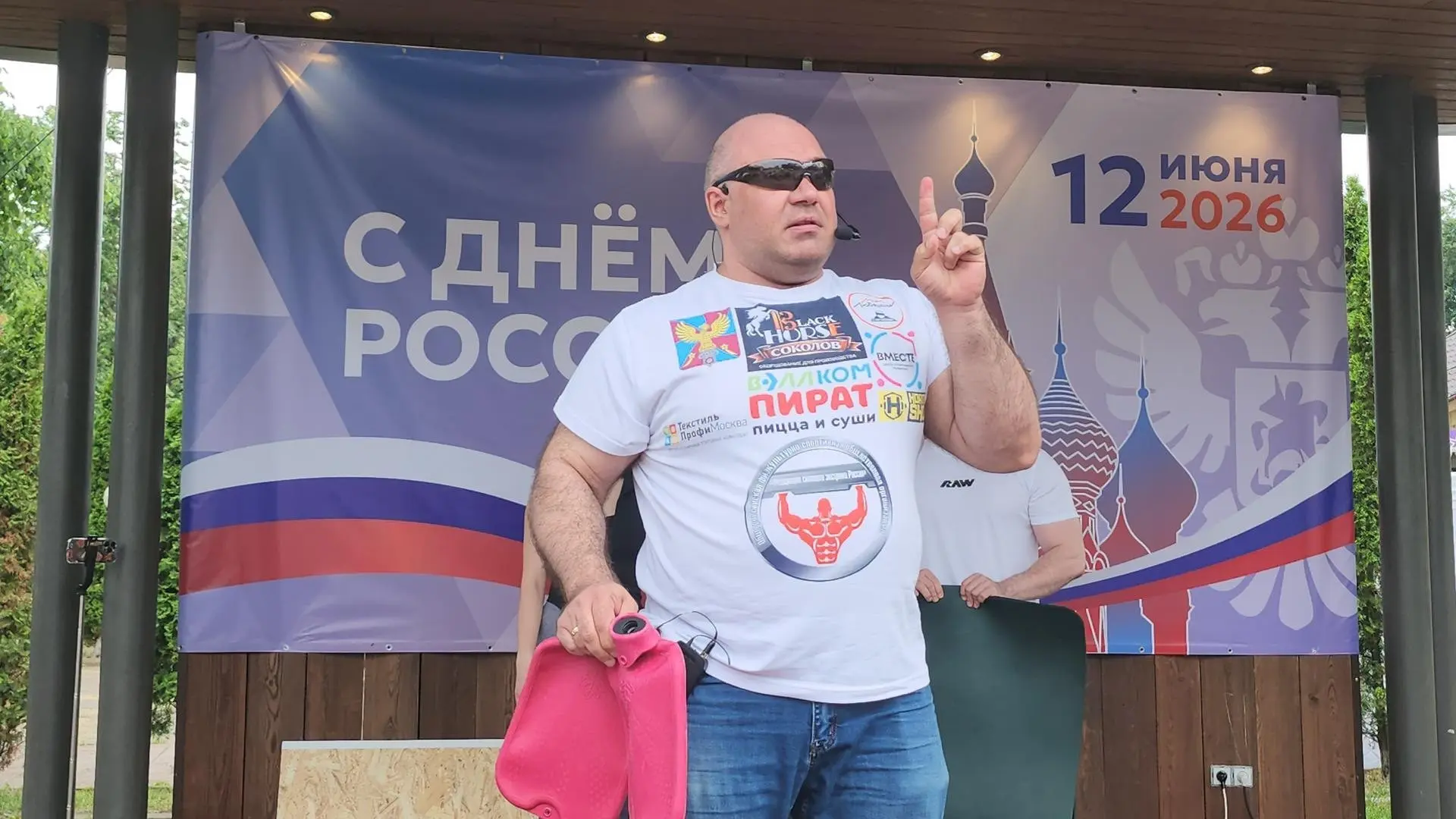 «Русский Халк» установил мировой рекорд в День России

Люберецкий силач Сергей Агаджанян лëжа надува
