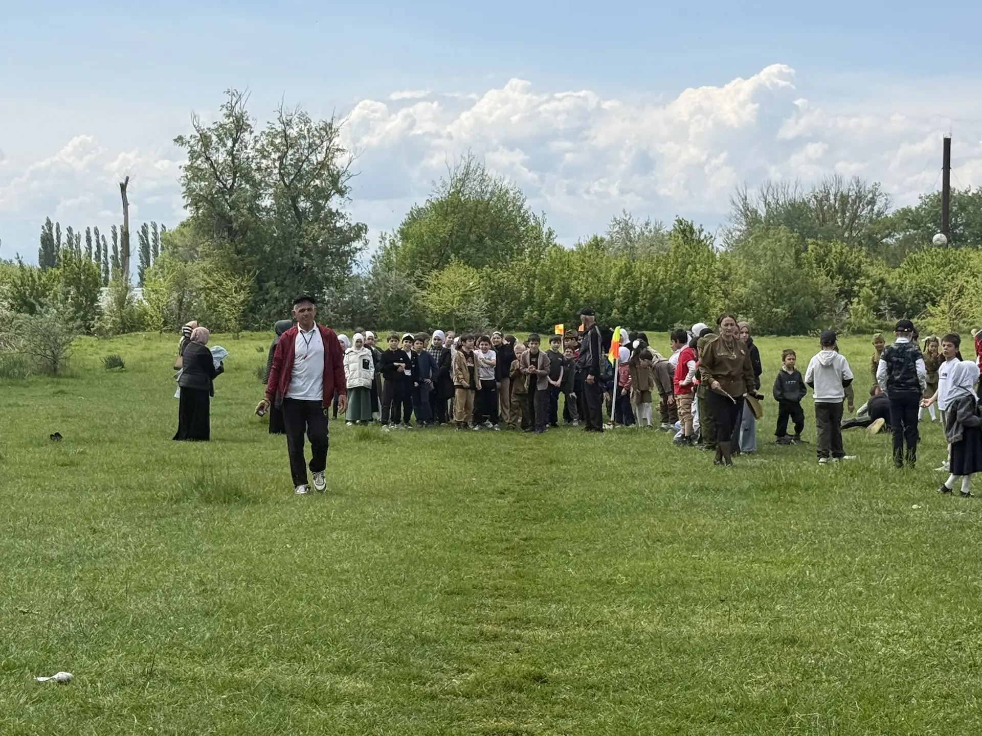 В честь Дня Победы, после торжественных мероприятий, учащиеся 2-8 классов нашей школы собрались на с