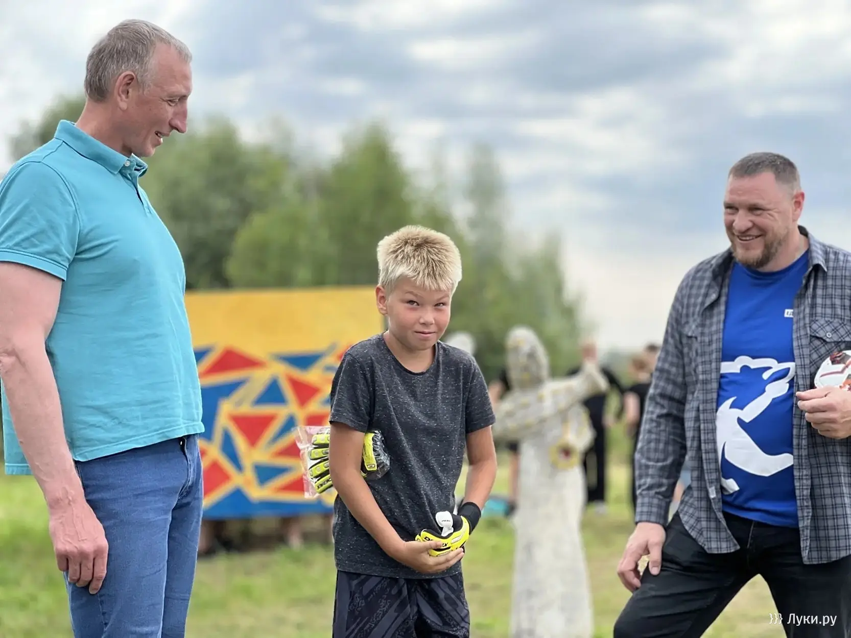 ‼️ В Невеле обычная инициатива жителей по благоустройству городского пляжа за несколько...