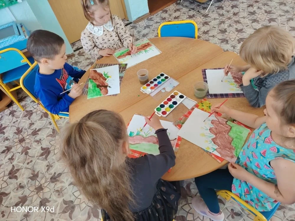 В старшей группе прошло занятие по рисованию на тему "Весенние одуванчики".Дети познако...