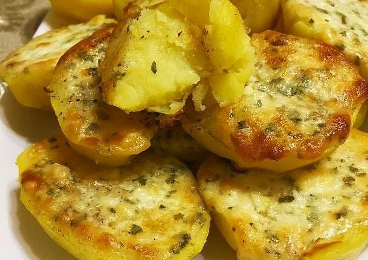 Праздничный запеченный картофель с сырным соусом.

Ингредиенты:
100 г сливочного масла
8-9 картофели