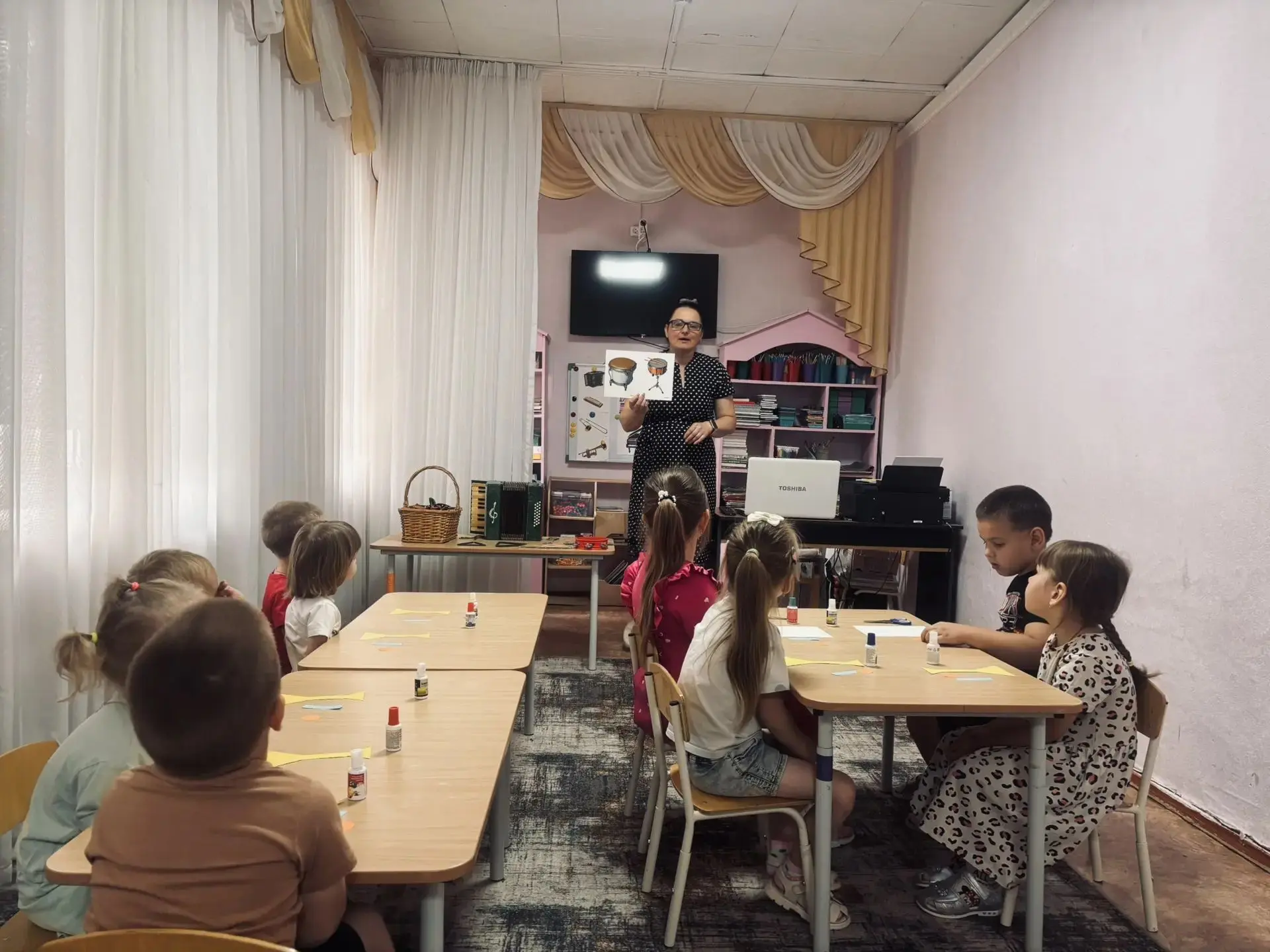 В  разновозрастной группе "Непоседы" прошел "День музыкальных инструментов ".