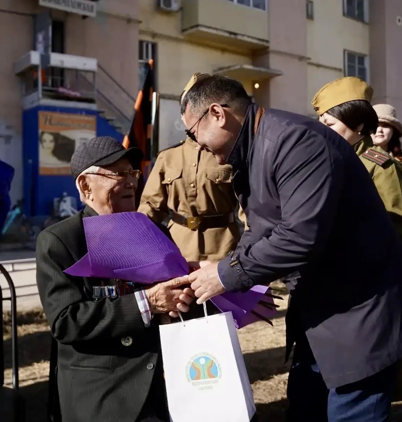 ✨ В Якутии в преддверии Дня Победы проводится акция «Поём двором» 🇷🇺  Сегодня, 4 мая, праздничный ко
