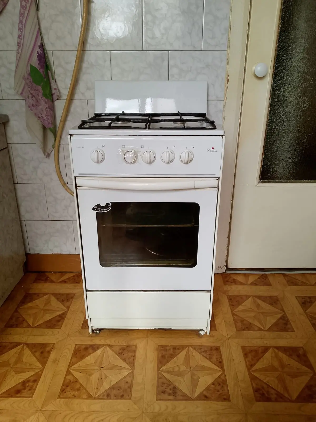 Отдам.  Плита газовая, рабочая,  духовка печет хорошо.  Самовывоз район южный автовокзал.