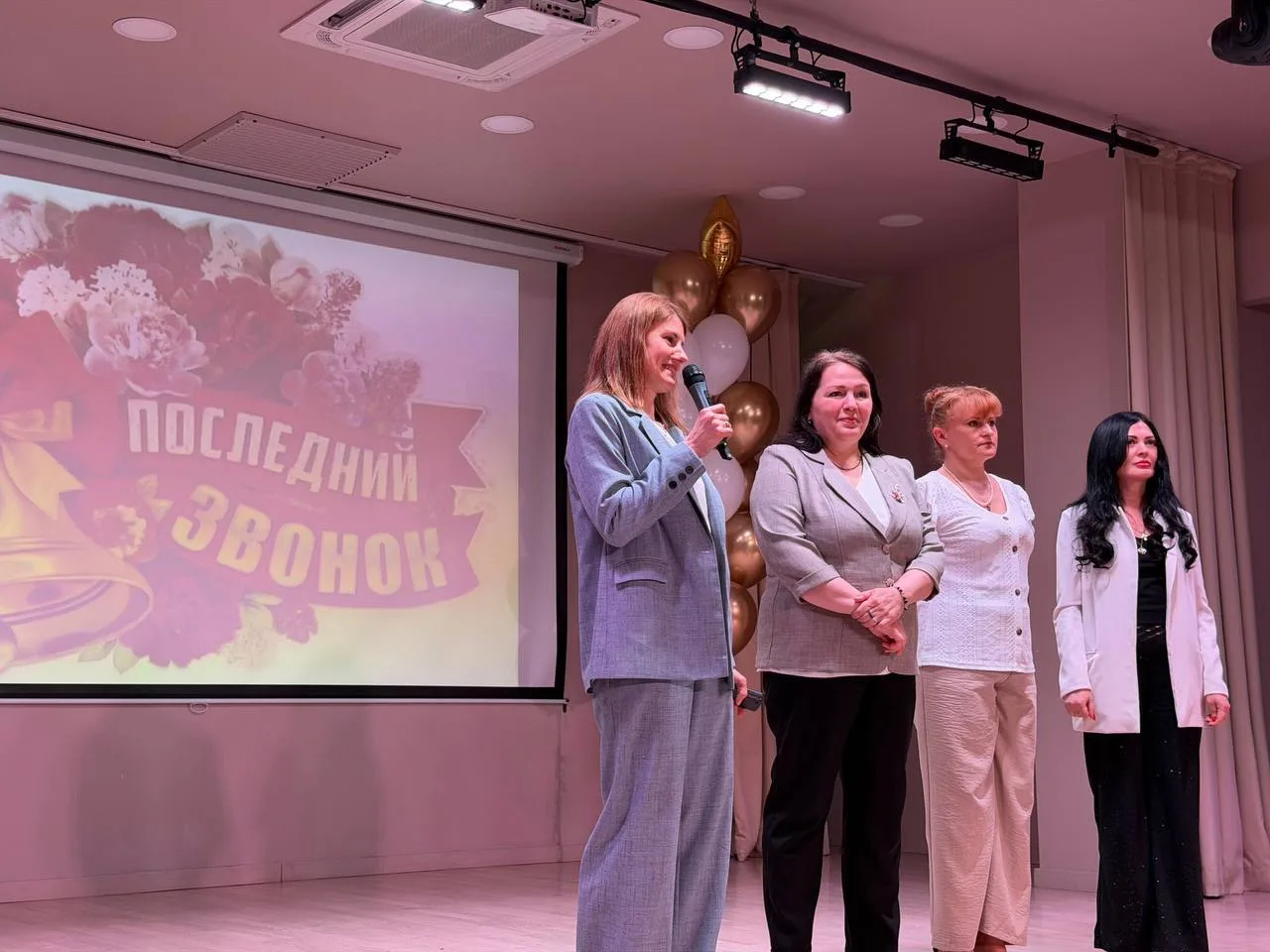 На празднике последнего звонка мы говорили не только об одиннадцатиклассниках. Отдельные, очень искр