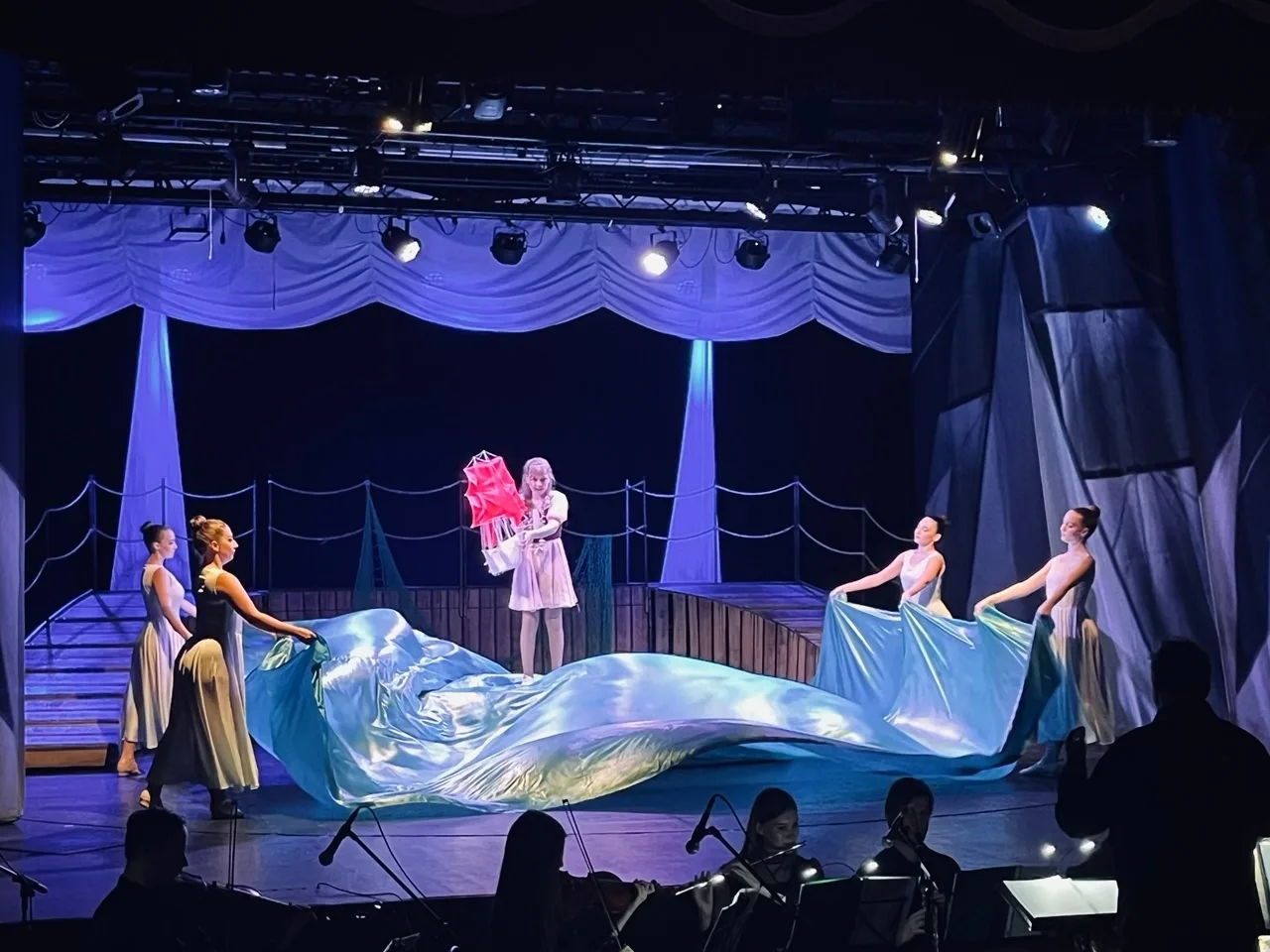 Наши гимназисты — в мире «Алых парусов»! ✨🎭  Сегодня ученики 8А и 8Б класса совершили настоящее путе