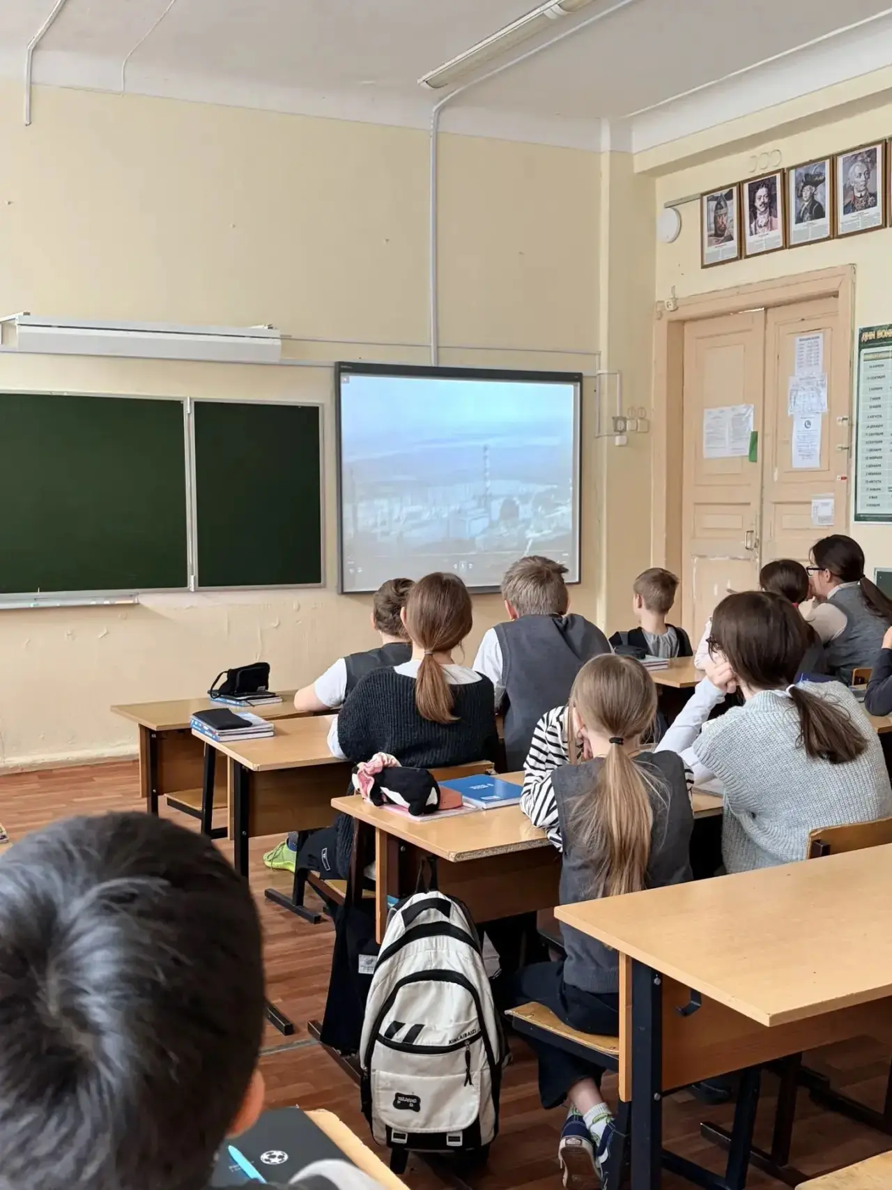 🎬 Познавательный просмотр в 6 Е: вспоминаем уроки Чернобыля 🎬  Недавно учащиеся 6 Е класса посмотрел