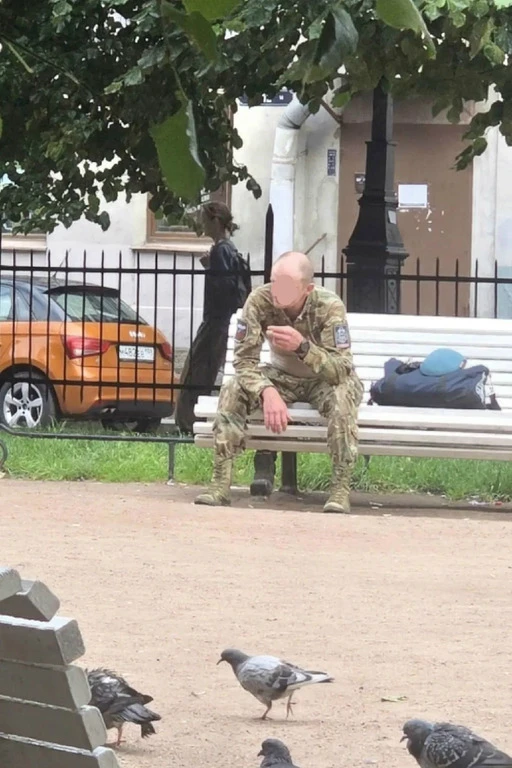 Да простит меня боец..сделала снимок, не удержалась.. Как я тебя понимаю ...Вокруг сует...