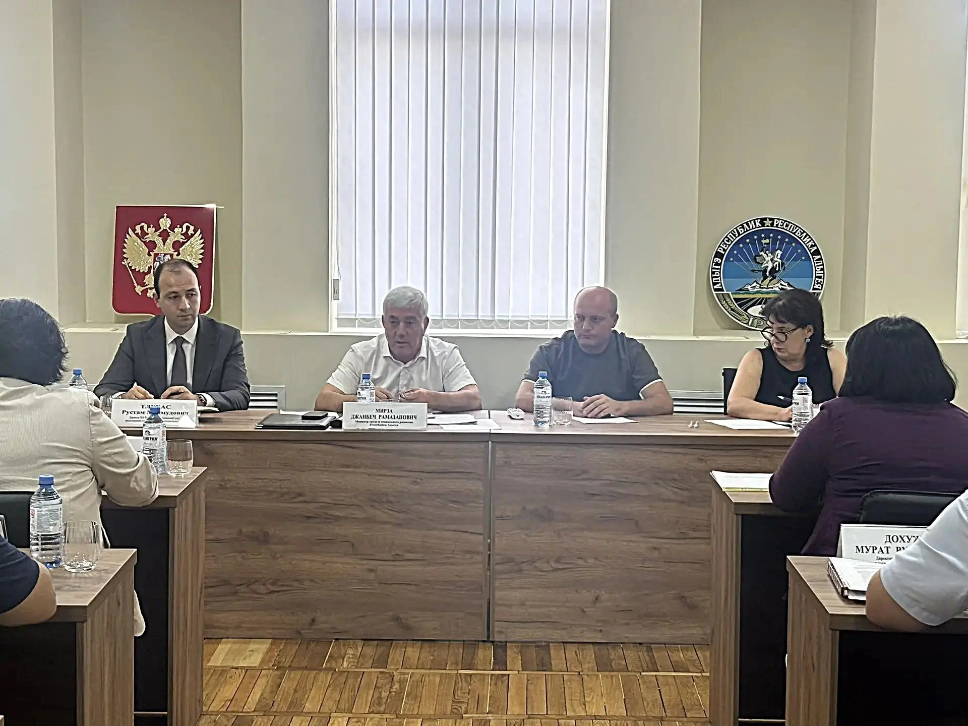 Провел рабочее совещание с руководителями подведомственных учреждений, осуществляющих д...