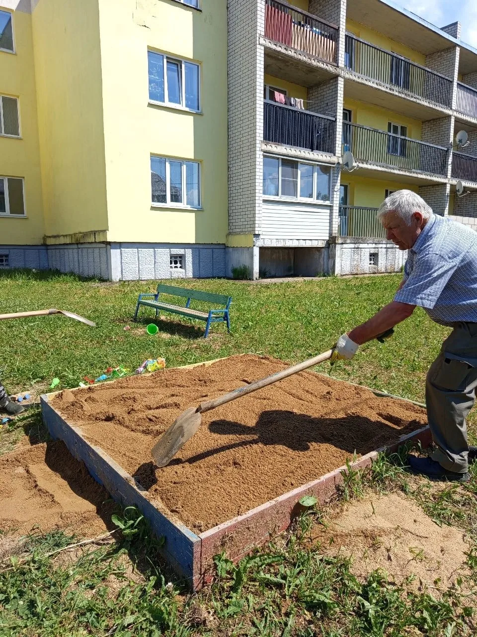 Завоз песка в песочницу по адресу: ул. Новая 14 и 16