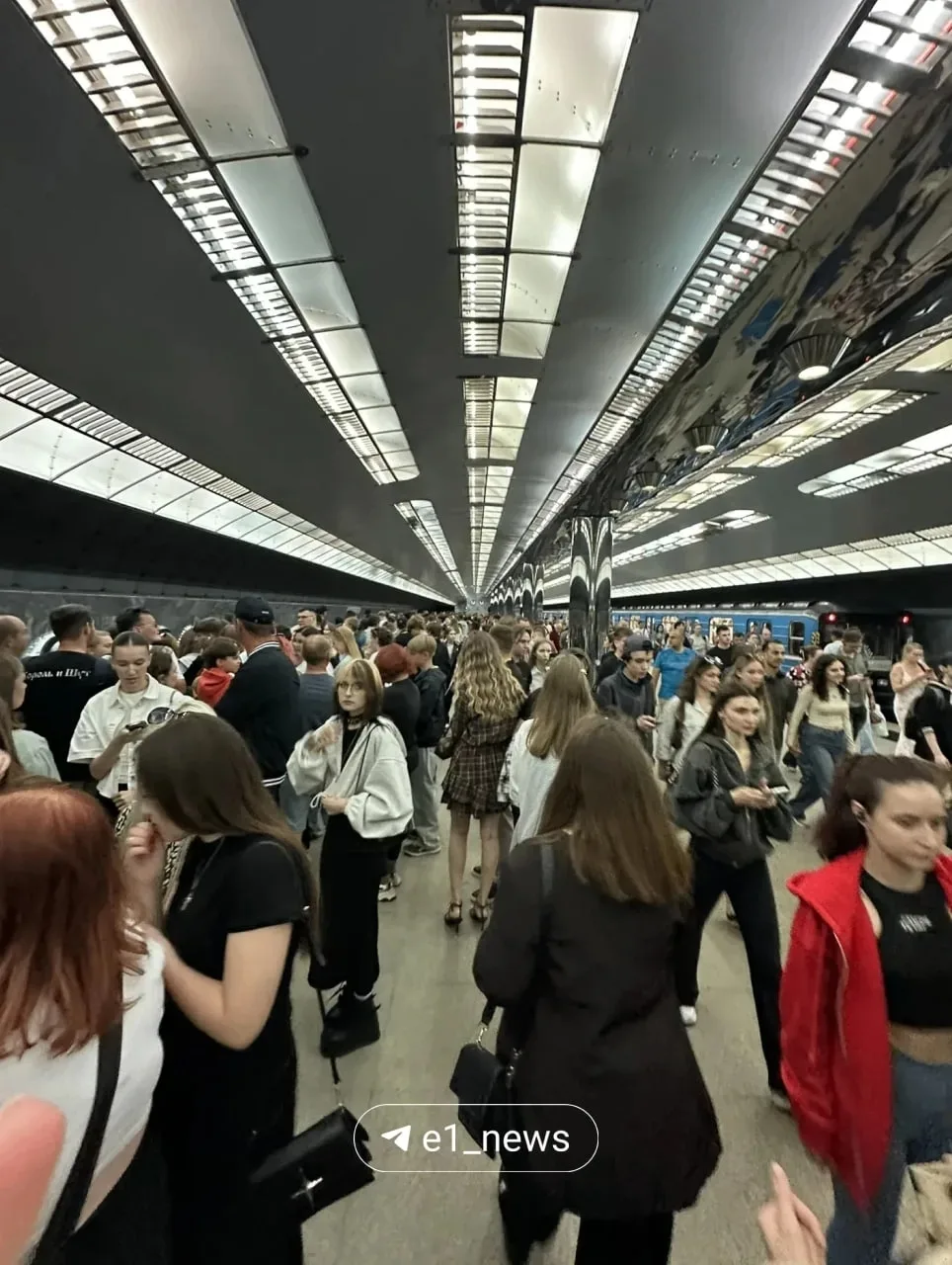 В метро такая ситуация, все едут на «Ночь музыки».
Напоминаем, что подземка сегодня работает до 2 но