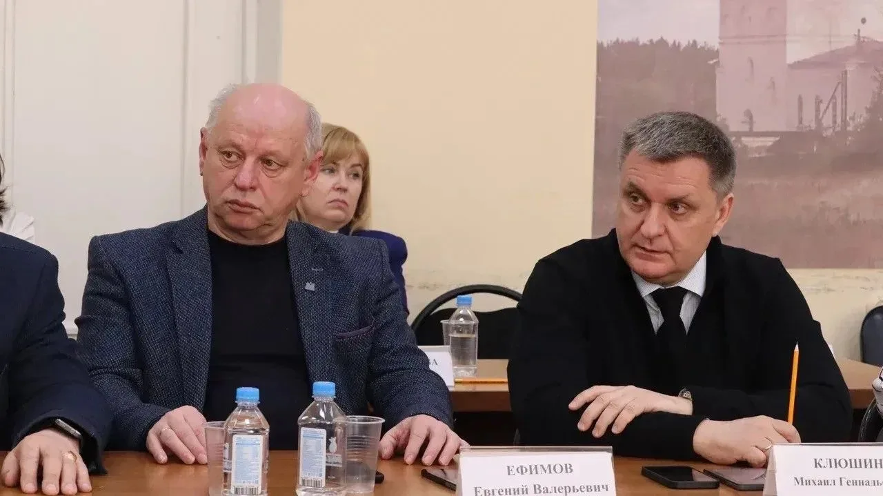 В Заволжском у школы спилят аварийные деревья