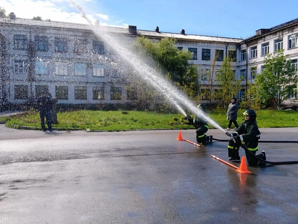 Команда ДЮП ШКОЛЫ 25 приняла участие в городских соревнованиях "Юные пожарные"  С огнем 🔥участники  