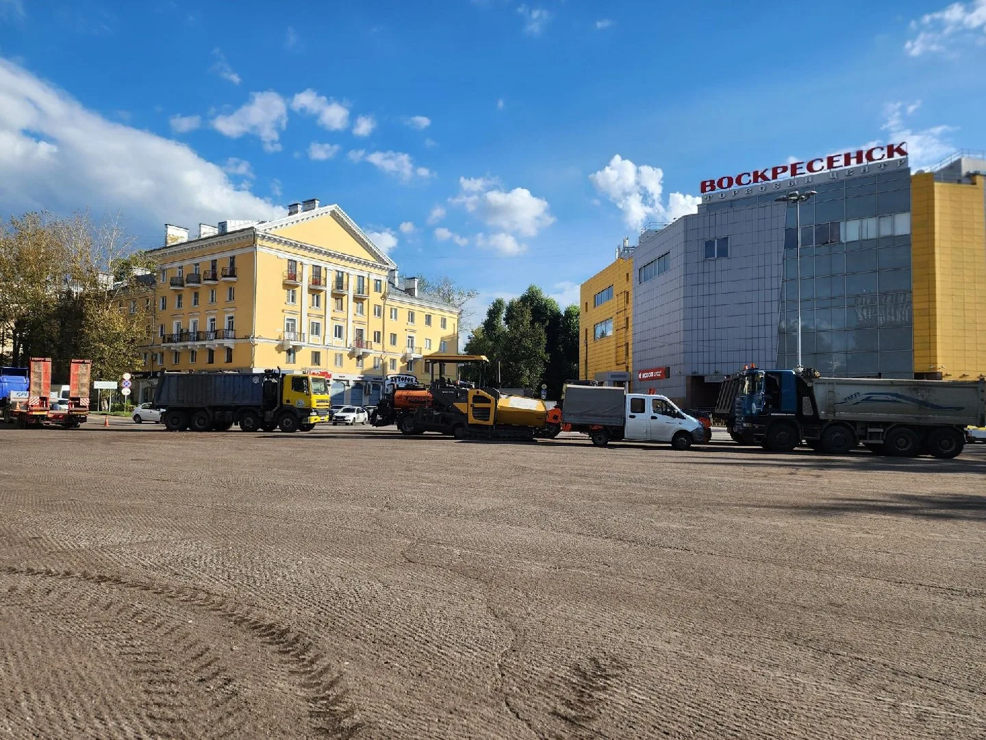 Новенький асфальт кладут на площади Ленина