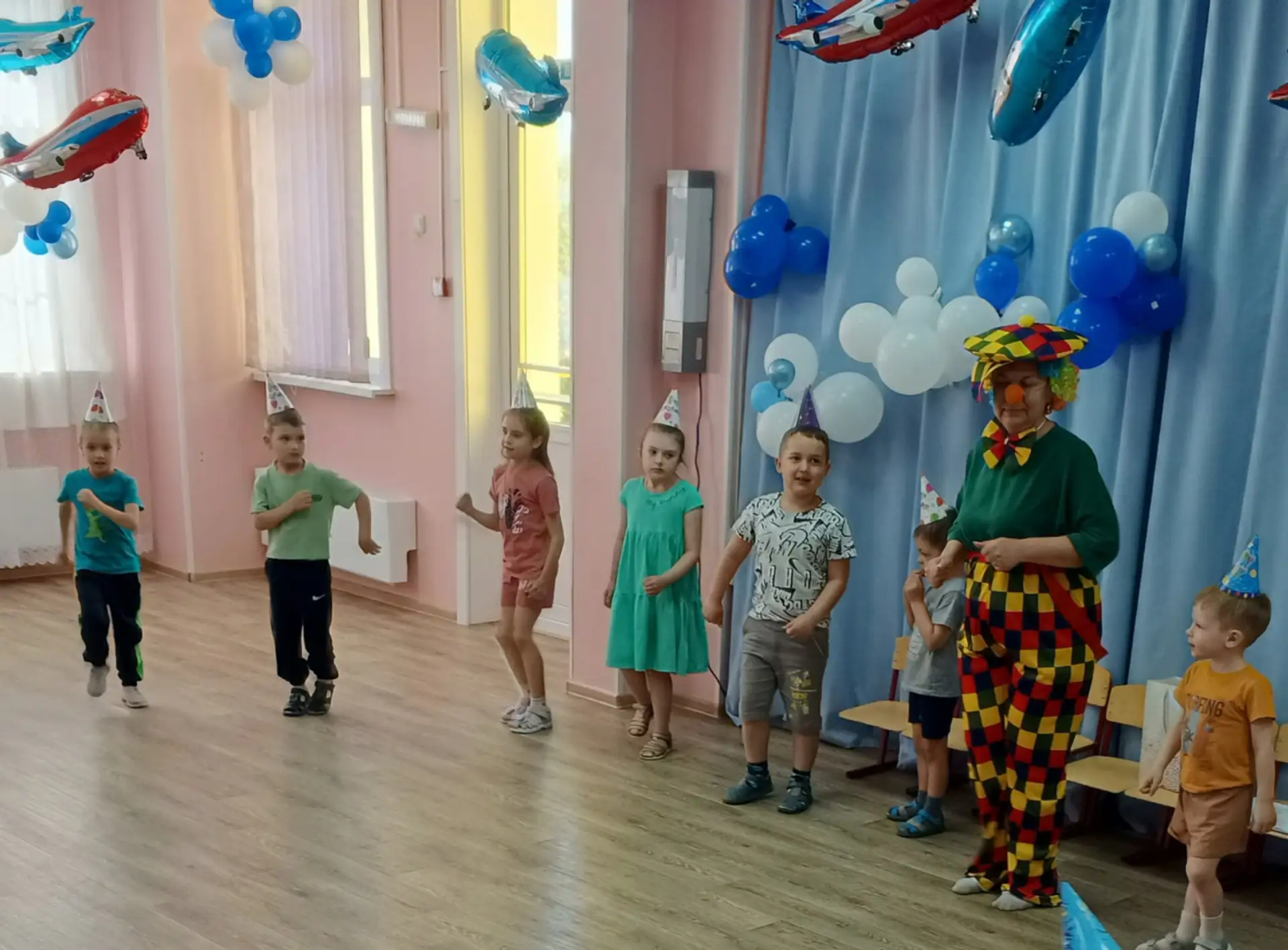 Наш детский сад сегодня превратился в настоящую сказку! 🎈✨
В честь Дня защиты детей к нам заглянул 
