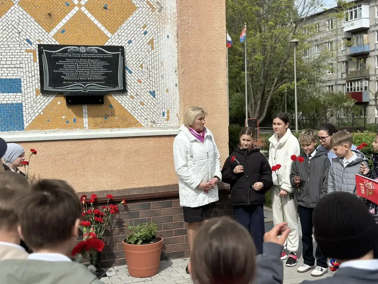 🕊️ В преддверии Дня Победы, 8 мая для обучающихся 4-х классов Урок памяти провела учитель и выпускни