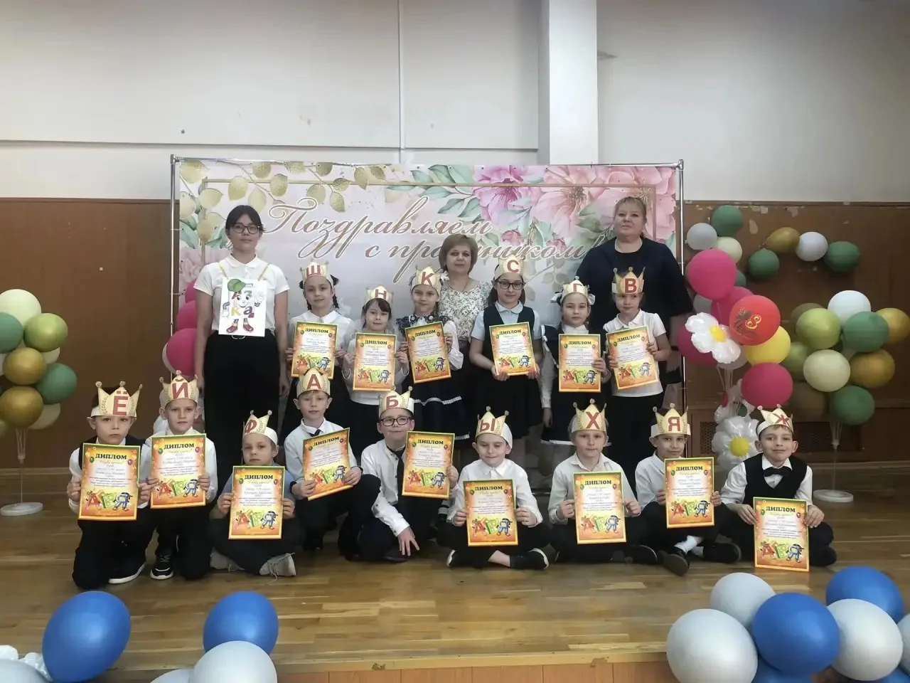 Случилось чудо: словно в сказке, Все буквы дружно сняли маски! Ты знаешь «Азбуку»! Теперь Тебе откры