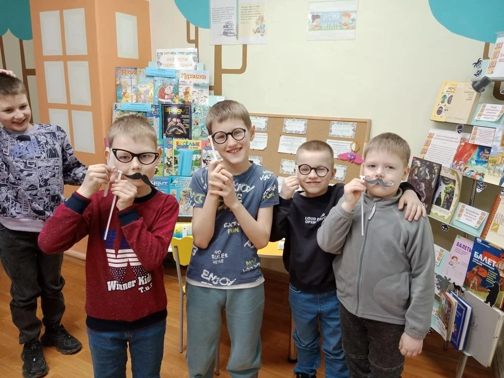 📚 Путешествие по сказкам народов России  30 марта ученики 1.3 и 2.3 классов посетили библиотеку имен