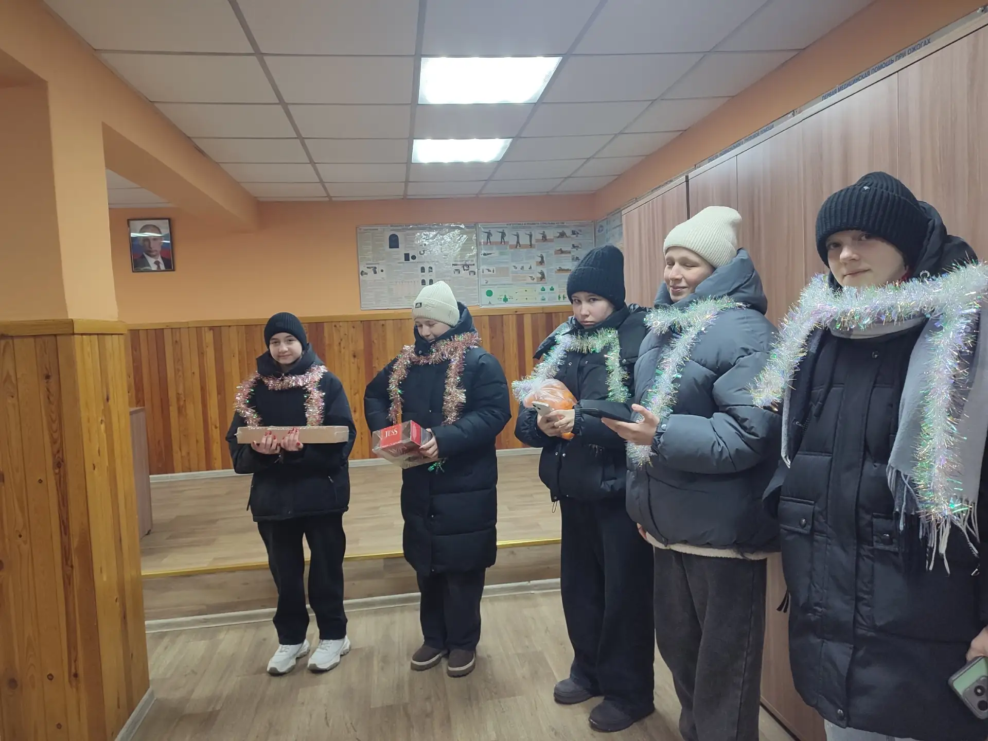 В преддверии новогодних праздников ученики МКОУ «Средняя общеобразовательная школа № 9 ...