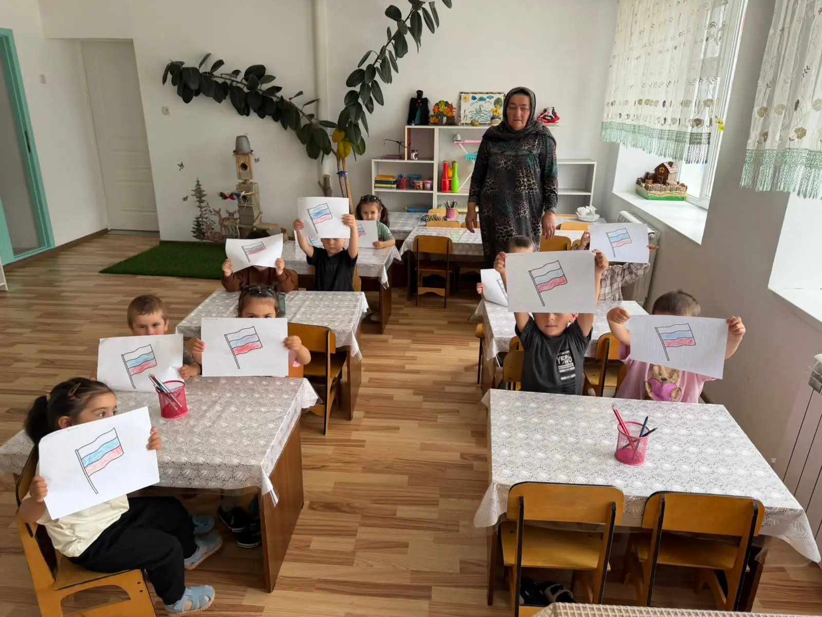 Занятие ко Дню России в младшей группе 
❤️