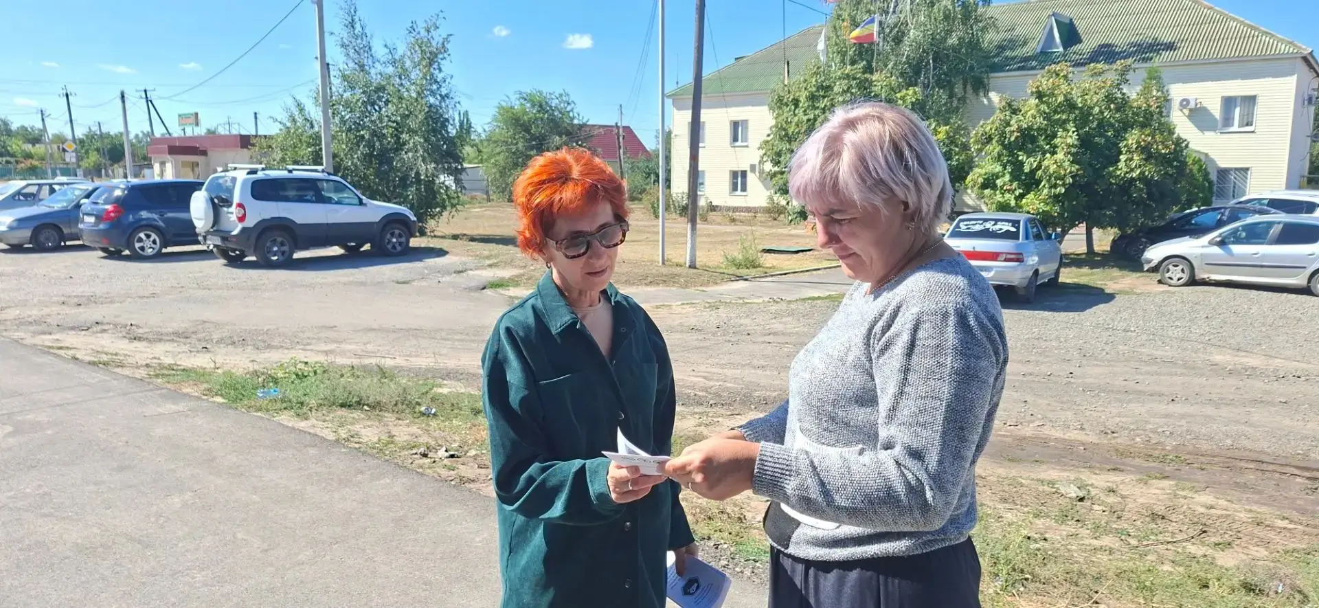 Работники культуры ЦДК х. Лозной провели уличную антинаркотическую акцию «Наркотики и н...