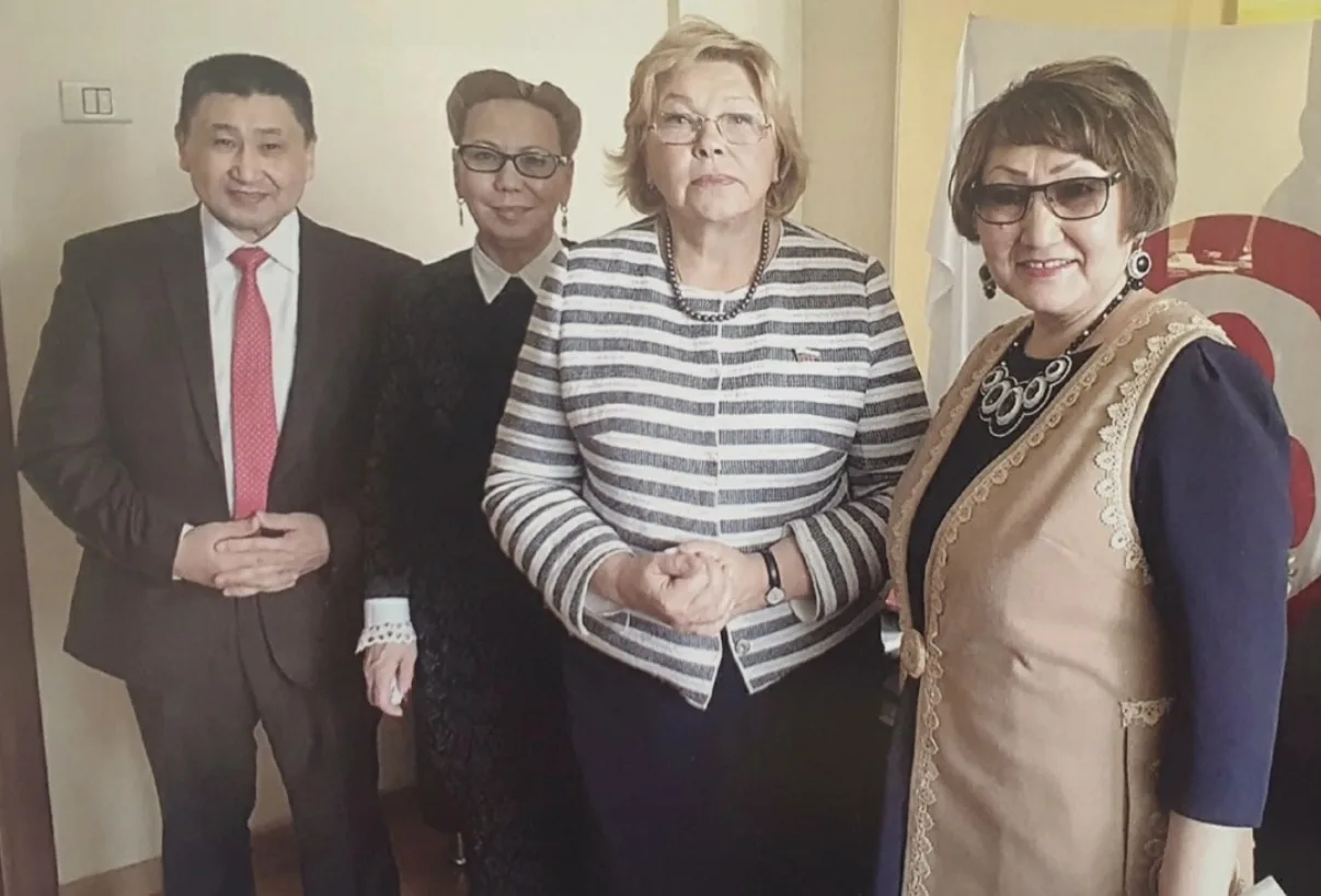 На первом фото второй слева - Галина Иннокентьевна Данчикова.