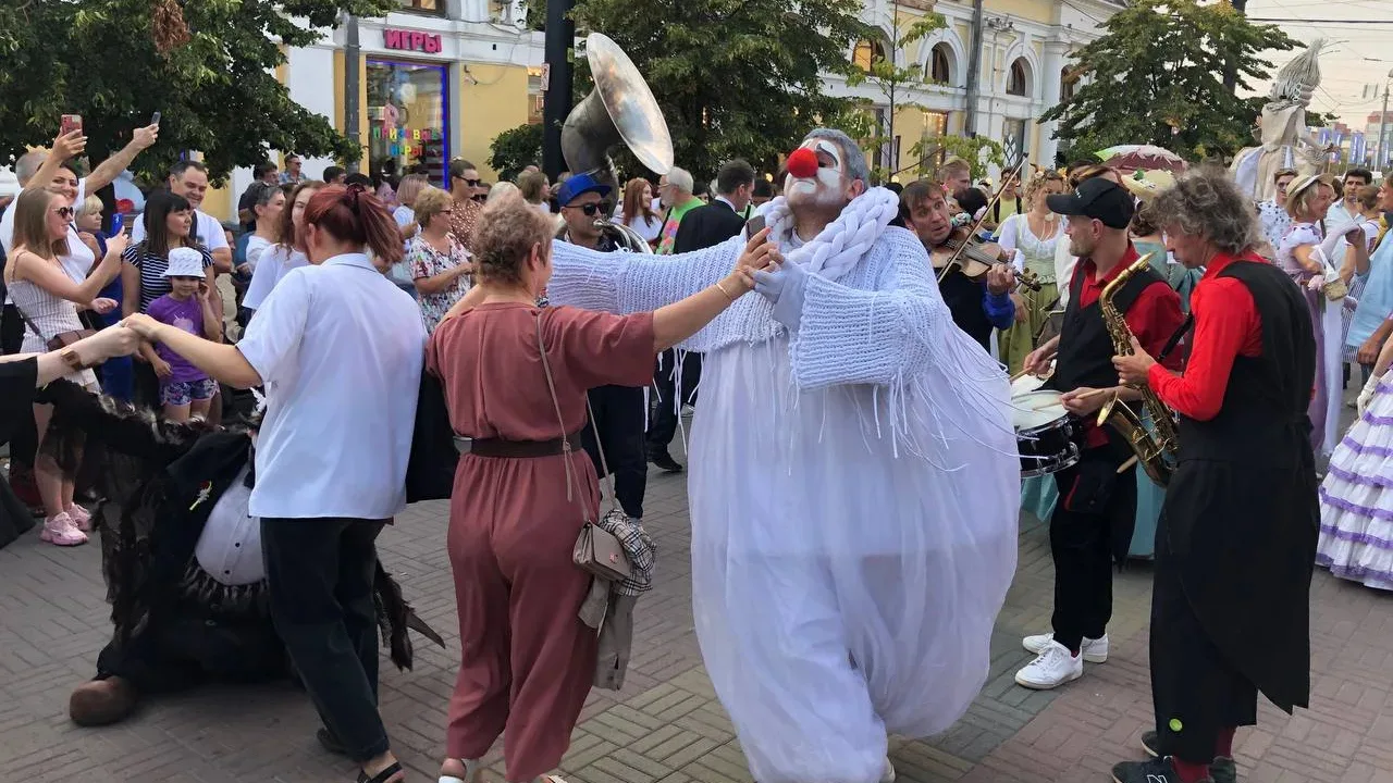 Фестиваль Театры без крыш стартует

🎭 Жителей Челябинска ждут спектакли, перформансы, клоунада, акр