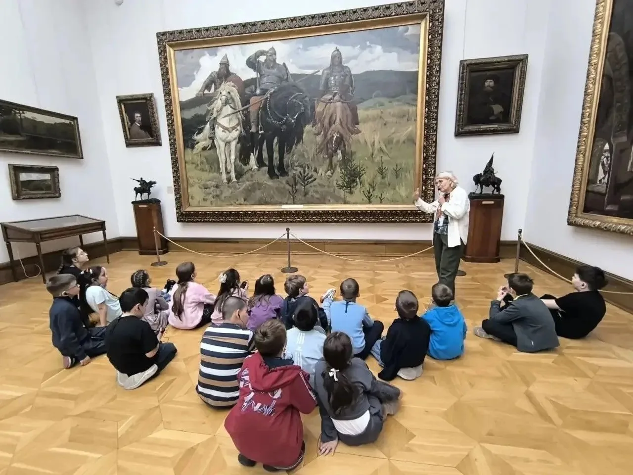 🎨 Мир чудес в Третьяковской галерее  🌟 Ученики 2В и 2Б классов посетили Третьяковскую галерею и отпр