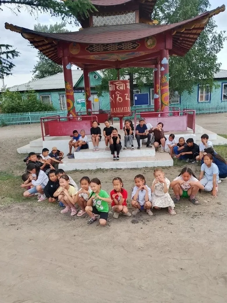 🤗Наступили долгожданные летние каникулы и в пришкольных лагерях началась активная жизнь

Ребята инт
