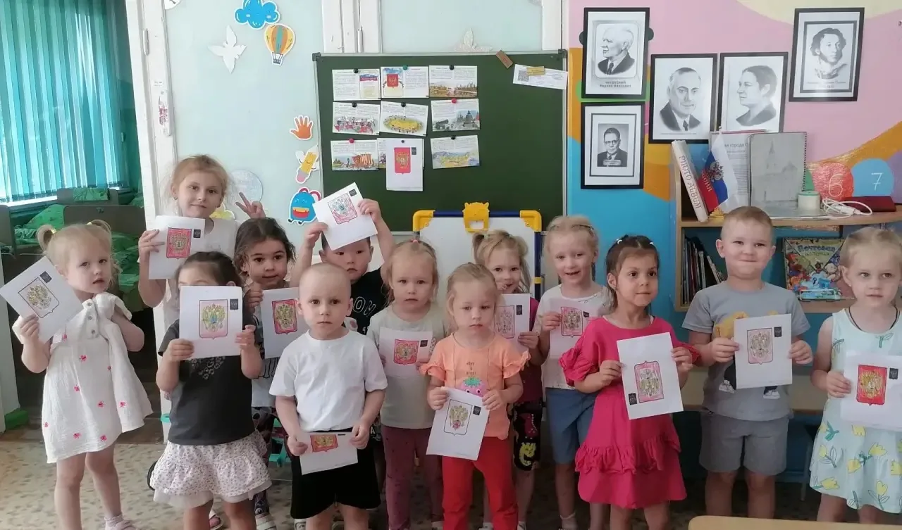 Ребята из группы №6 накануне праздника дня России играли в народные игры, рассматривали символы Росс