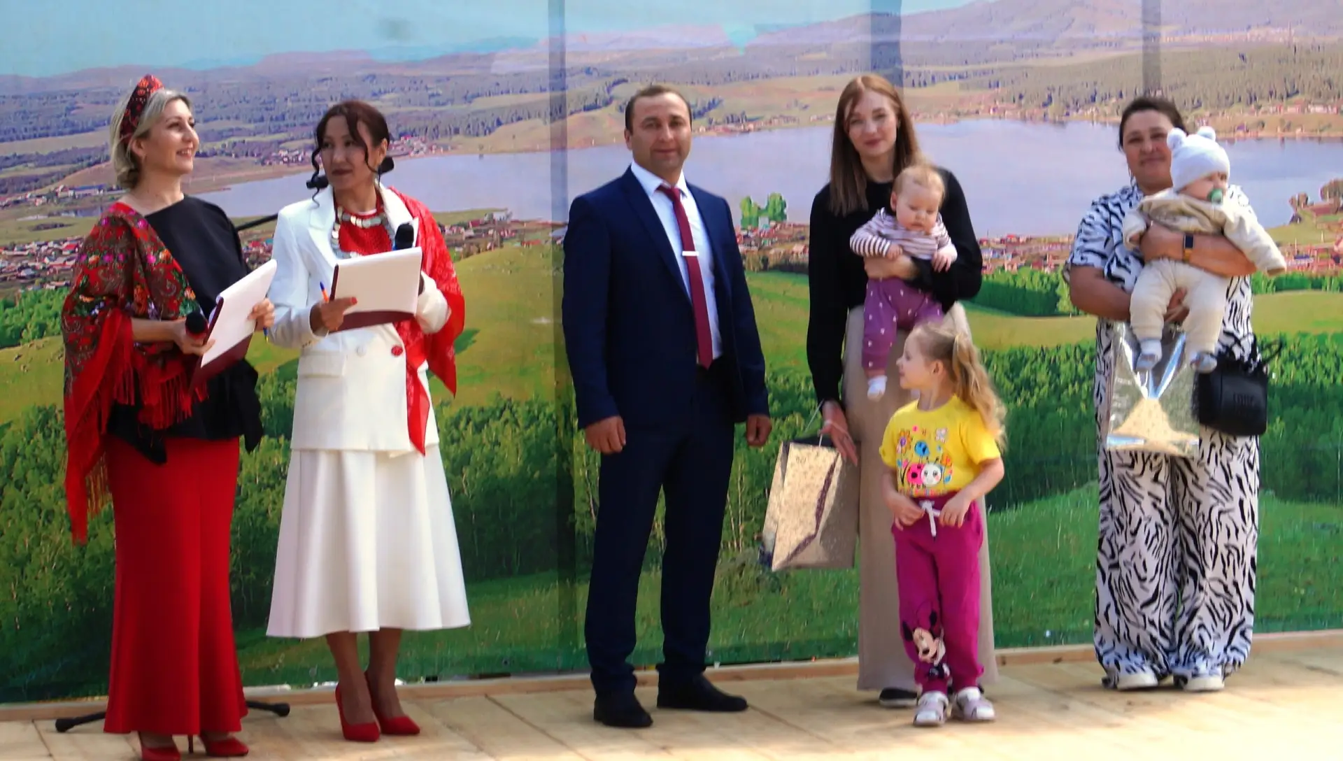 Праздничная программа «Россия — родина моя» прошла на стадионе «Труд» в честь Дня России
‎В честь Дн