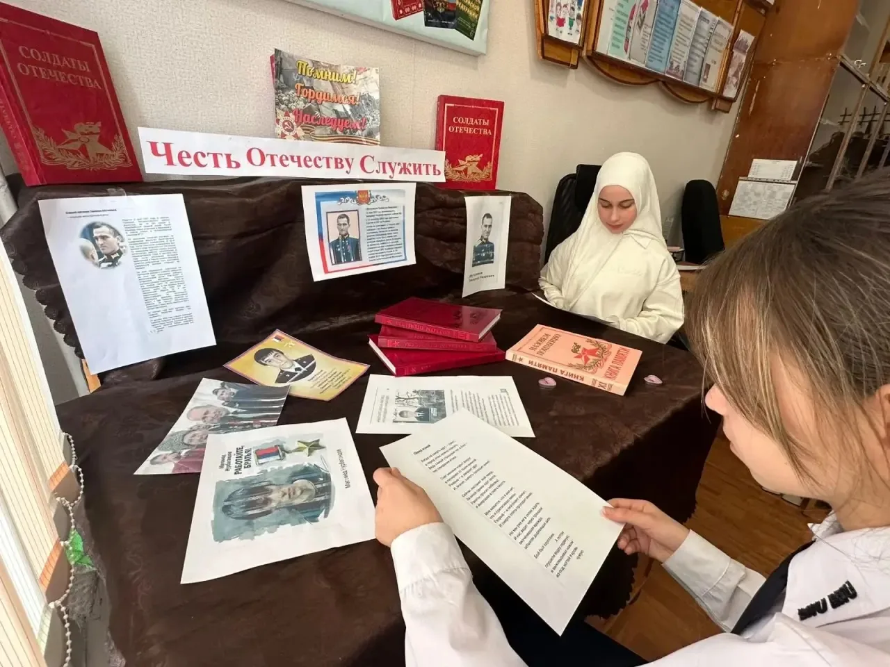 Есть такая профессия — Родину защищать! 🎖️📚  Друзья, в нашей школьной библиотеке открылась новая кни