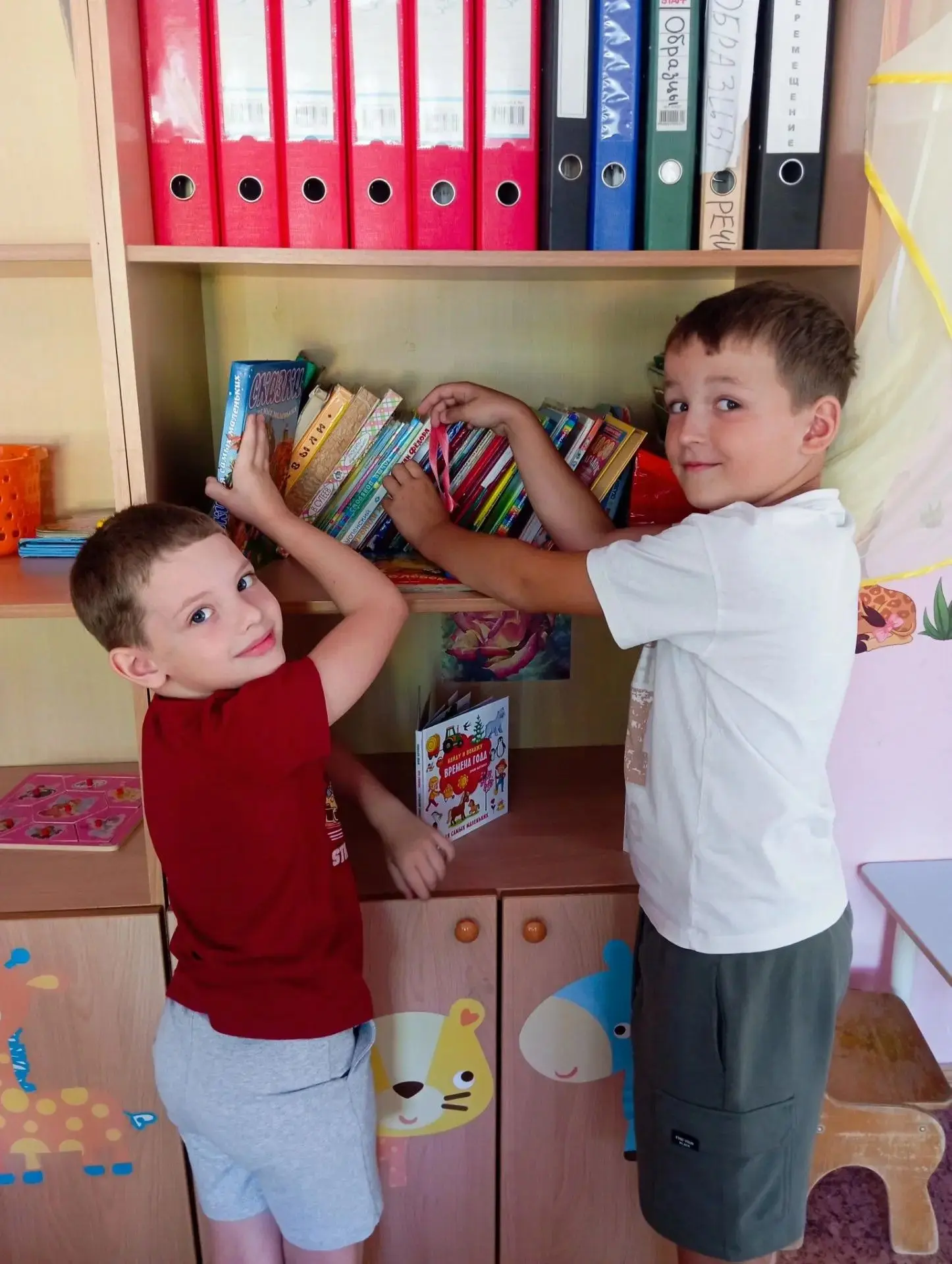 📚 ПОЧЕМУ МЫ ЧИТАЕМ В ДЕТСКОМ САДУ? (
Родители часто спрашивают: «Зачем читать сказки, если есть мул