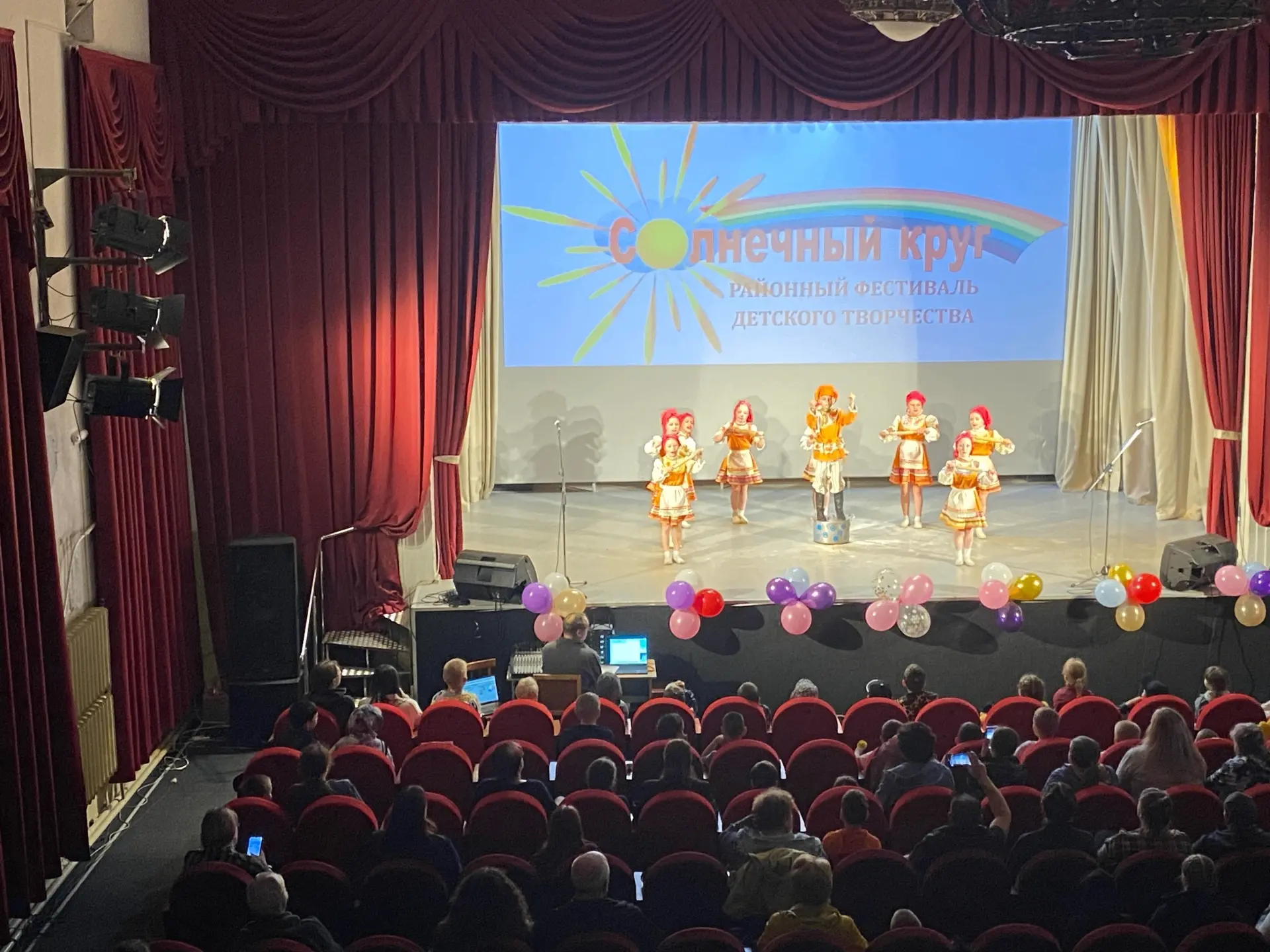 Дорогие юные таланты Дома детского творчества!
Сегодня мы отмечаем ваш праздник – День защиты детей!