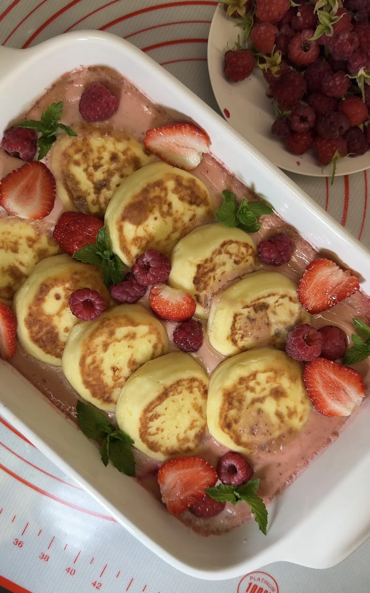 Ну это просто любовь с первой ложки! 🥹🍓 Не могу не поделиться этим рецептом. Такие сырники исчезаю