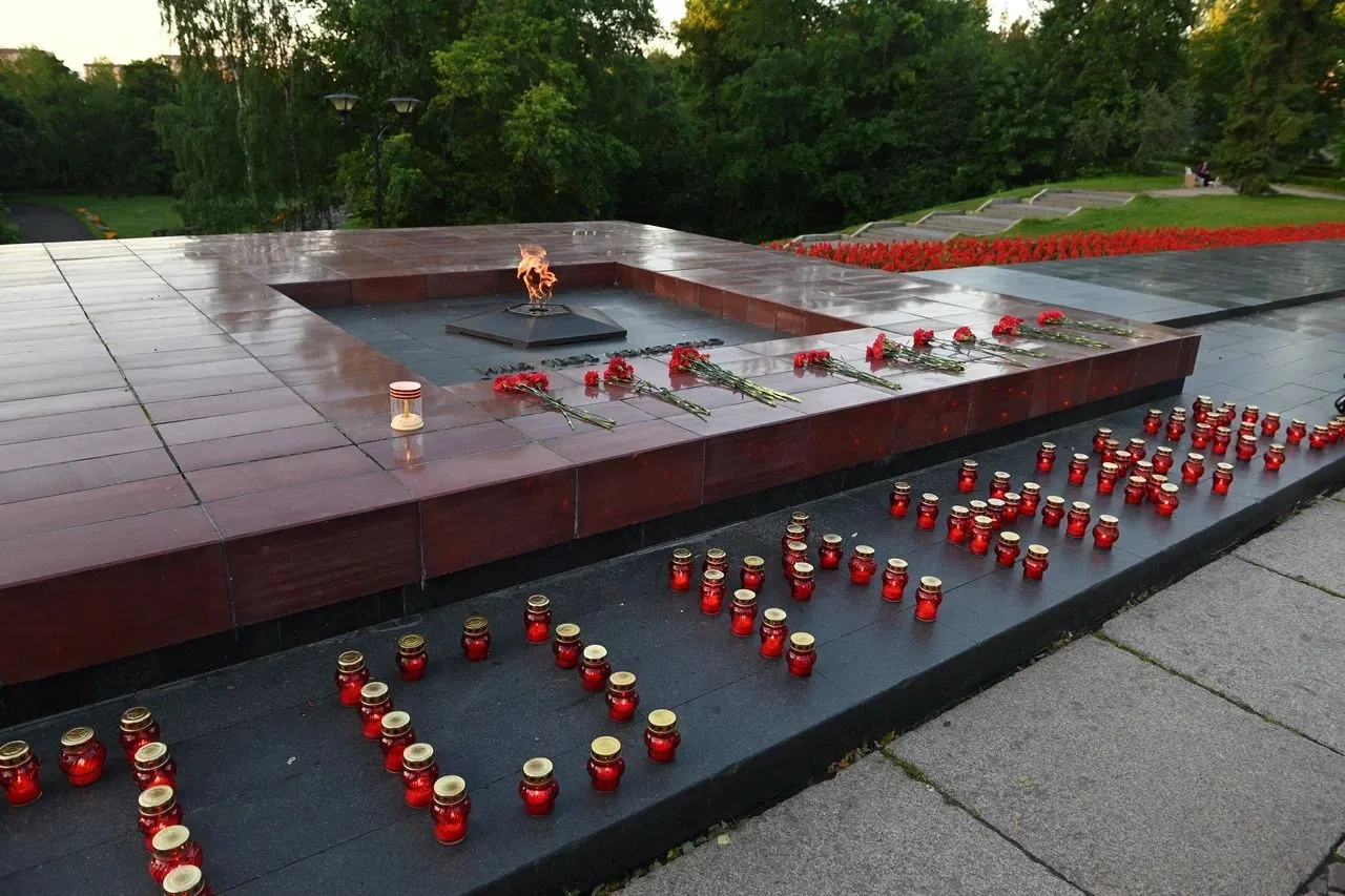 Кадры сегодняшнего раннего утра в Петрозаводске. «Свеча памяти». В этот день 85 лет назад началась В