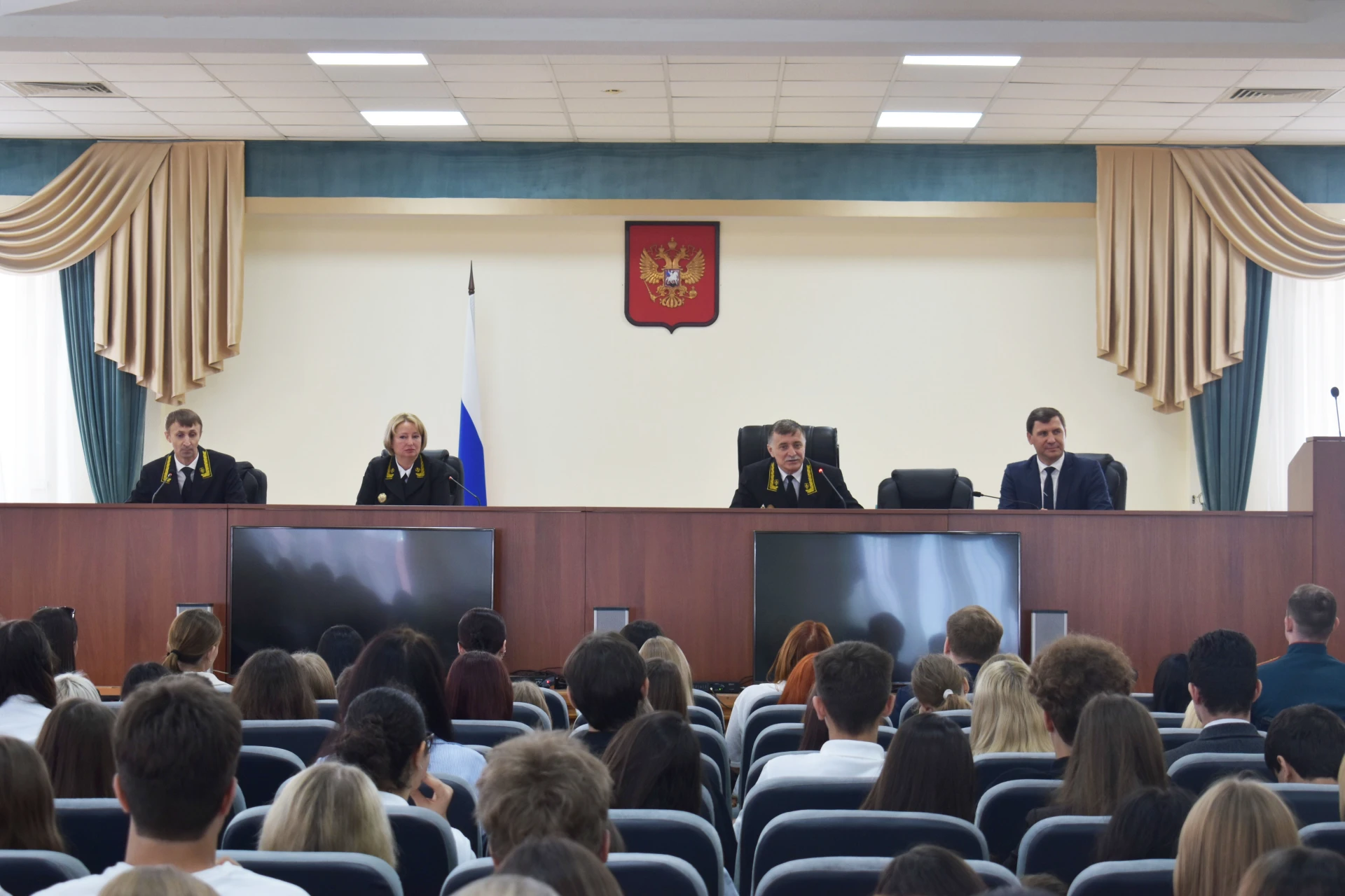 Первый шаг в профессию: первокурсники РГУП посетили кассационный суд
