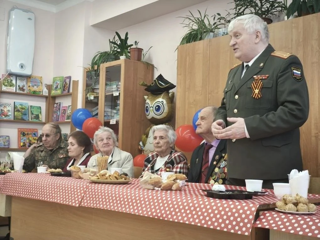 Сердца, согретые памятью: встреча с ветеранами в МОБУ «СОШ «Всеволожский ЦО» ❤️🕊️  8 мая в стенах на