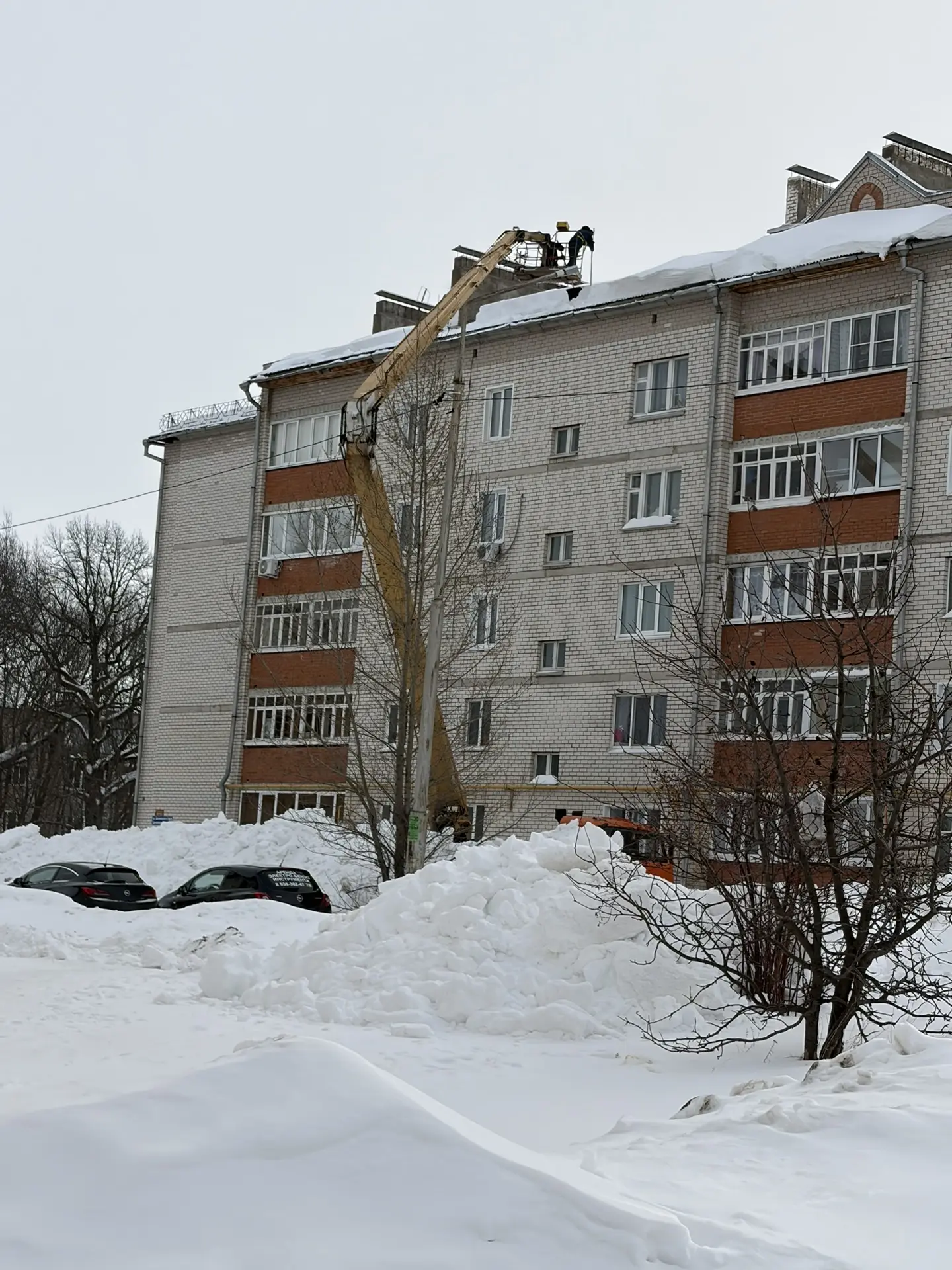 Очистка кровли Вишневского 3, Вишневского  8/1,8/2, Циолковского 20.