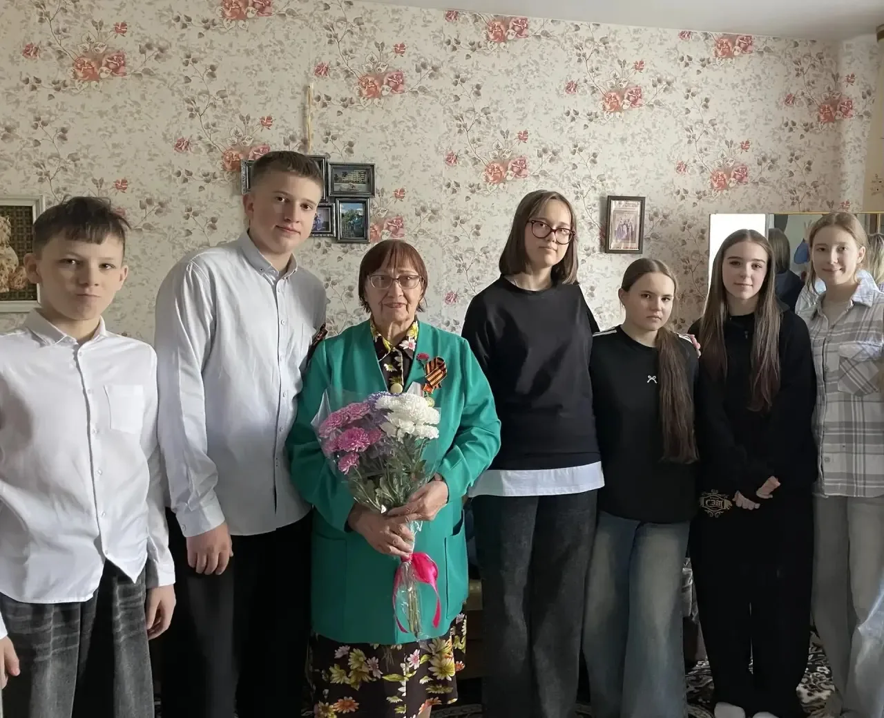 В преддверии 9 Мая ученики 7 «В» класса присоединились к акции «Ветеран живет рядом».  Ребята отправ