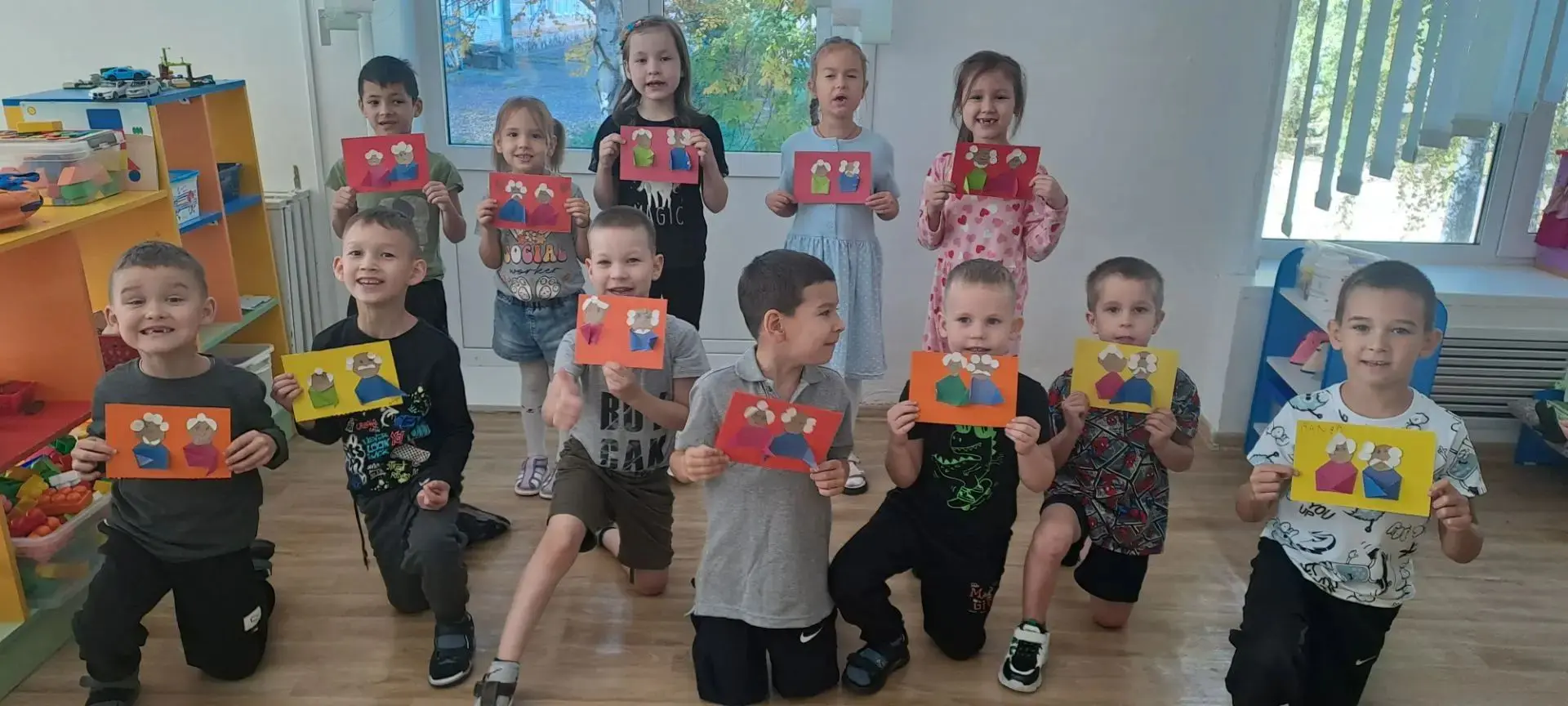 Подарок от чистого сердца! 🍂 На прогулке наши ребята смастерили открытки к Дню пожилог...