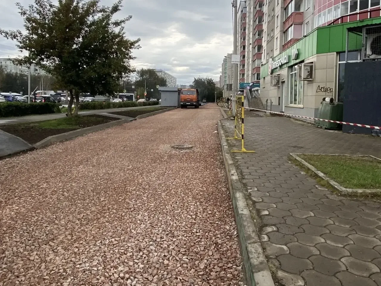 На Судостроительной, 62 продолжаются работы по ремонту междворового проезда возле жилог...