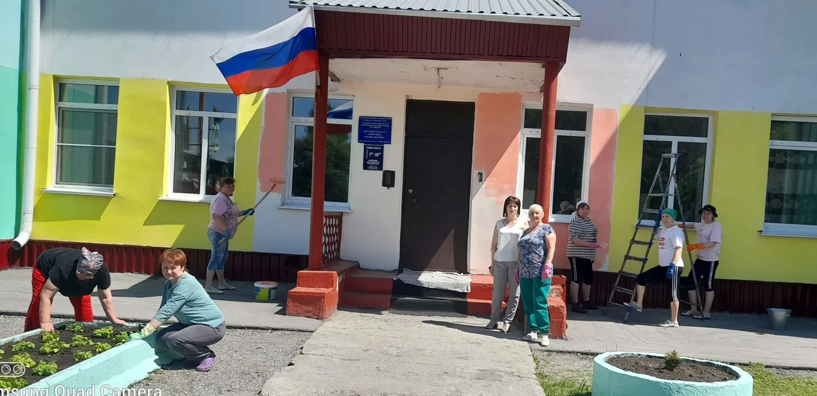 Силами сотрудников детского сада проводится косметический ремонт помещений и участков.